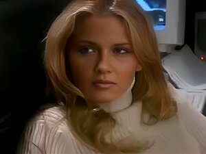 Préparez-vous à une assistante d'agent blonde et coquine qui sait