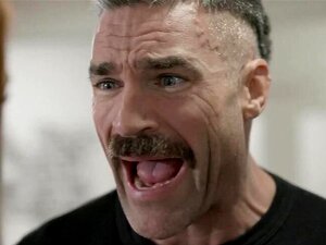 Un mec fou a baisé la MILF rousse avec une chatte serrée si fort. Un