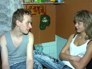 Sa copine se fait baiser dur. Le mec s'assoit et regarde sa copine se