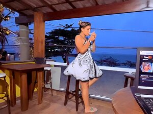 L'hôte s'entendait bien, à la maison de plage, ICEGIRLXX laisse son