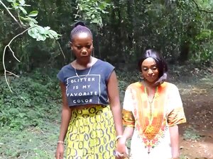 Seryo et Maya C, deux Tanzaniennes lesbiennes amateurs, dans une