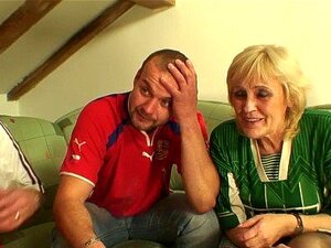 Une salope de 70 ans perd un pari et se fait baiser