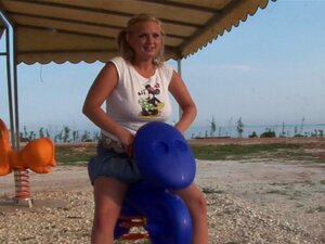 La mignonne Malina aux gros seins peut jouer en plein air