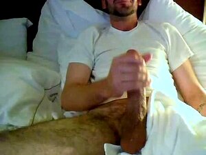 Un mec se branle sa grosse bite sur webcam pour son mec