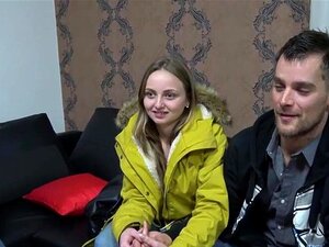 Regarde Nouvelle Femme Est Une Femme Sauvage Regarde Tout Le Drame