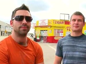 Les patineurs gays boivent du sperme Vrai sexe gay fumant en plein air