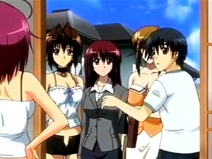 Une fille hentai audacieuse prend une grosse bite dans sa chatte