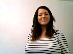 Putain quels énormes seins tu as mignonne fille. Petite fille avec