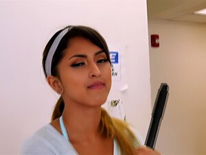 La bonne latina aux grosses fesses, Sophia Leone, se fait baiser pour