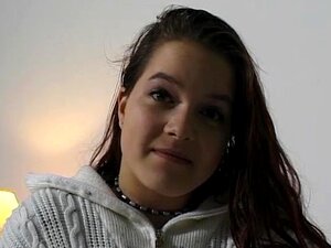 Une mignonne fraîcheur se fout de la chatte