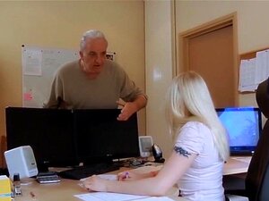 nouvelle secrétaire se fait sucer par la bouche, éjaculation pour le