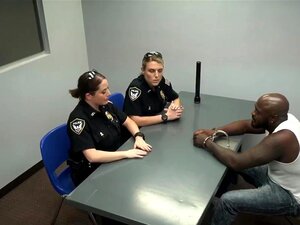Un mec noir est emmené au poste de police pour un interrogatoire