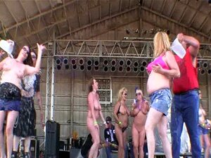 Des femmes chaudes avec de gros nichons baisent complètement nues