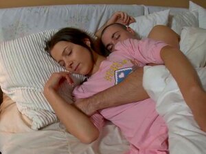 Un sextoy pour filles est en action pendant une baise vaginale