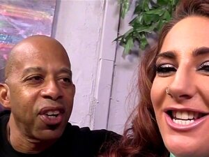 Savannah Fox se fait écarter le cul par une grosse bite noire