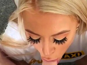 Regardez la pornstar blonde sucer la bite de son fan chanceux