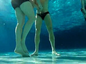 s'amuser sous l'eau en nageant