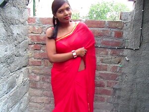 La plus chaude Bhabhi Sari dans un style sexy, acte en sari rouge