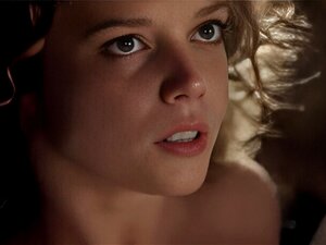 Découvrez les charmes envoûtants d'Alice Henley à Rome. Cette