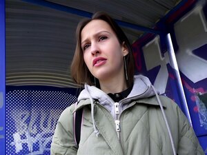 Une fumeuse de la gare des agents publics se fait sortir les nichons