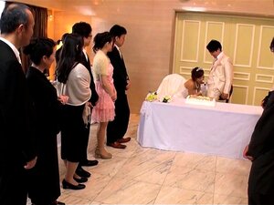 Des amis japonais lubriques profitent d'un sexe de groupe sauvage lors
