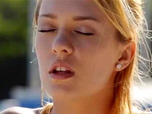 La nana blonde Leila nue au soleil