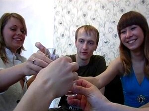 Une mignonne chaude se fait baiser. Une amateur mignonne fait des