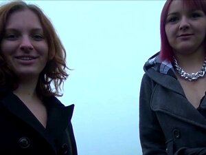 Deux putes allemandes de la rue se font baiser et éjaculent dedans en