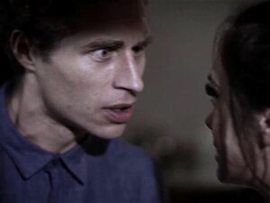 Le demi-frère en colère punit une mignonne demi-sœur. La mignonne