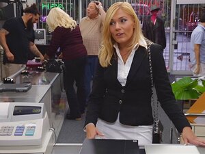 Cette milf blonde sexy est venue dans ma boutique et apparemment elle