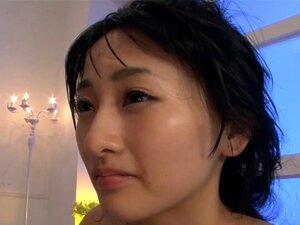 Petite asiatique baisée dans un plan à trois. Une mignonne amateur
