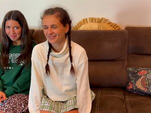 Nous avons invité les filles avec un allié pour une bouteille de vin