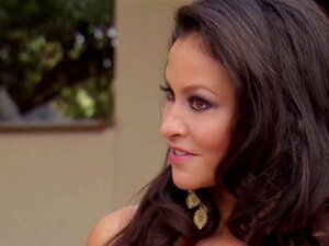 Des couples mariés jouent à des jeux nus en plein air avec des