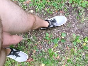 Promenade nue dans le parc en faisant pipi