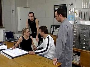 Fisting - Blonde montant un poing