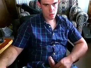 Un gay coquin frappe à l'intérieur des portes et se filme devant la