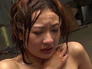 JapaneseBukkakeOrgy : Douche Jaune. Le modèle asiatique dans ce clip