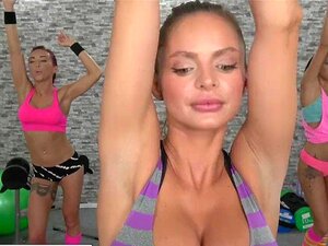 Les filles de la salle de sport lesbiennes se font doigter quand la