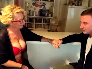 La maman allemande surprend son beau-fils avec une pipe et avale son