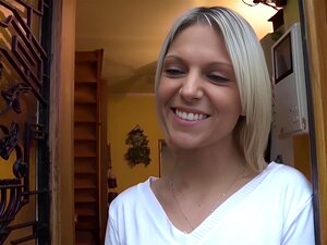 Une brune française avec de gros seins a une bosse anale délicate et