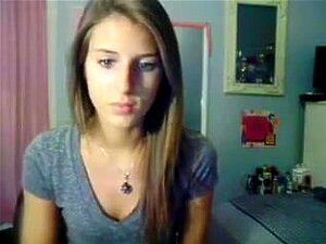 La beauté bleue tremble sous l'effet d'une vibration d'orgasme