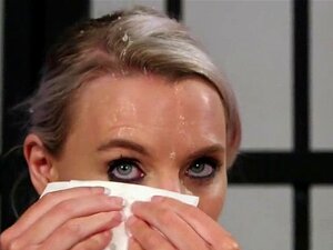 La regardeuse cochonne reçoit une éjaculation faciale avalant toute