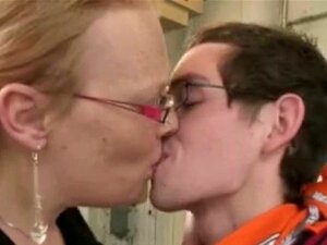 Jeune Néerlandaise nerd avec des lunettes