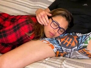 JE RÉVEILLE MA BELLE-MÈRE DE LA SIESTE ET JE LUI BAISE LA BOUCHE !