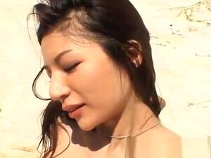 La pieuse japonaise à la poitrine plate Anri Suzuki se produit dans