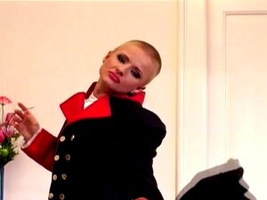 Vidéo SwankMag : CJ, C.J. aime jouer l'angle androgyne. Habillée