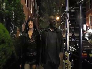 Marcher dans la rue avec une MILF