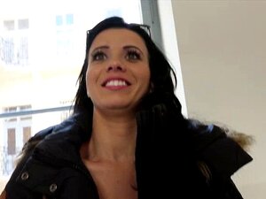 Vicky Love comprend quand l'argent parle pour un sexe torride