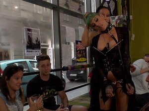 Maîtresse en cuir fait baiser un esclave en public. Lola, esclave