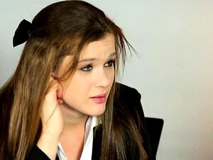 Masseuse d'écolière en levrette par principe